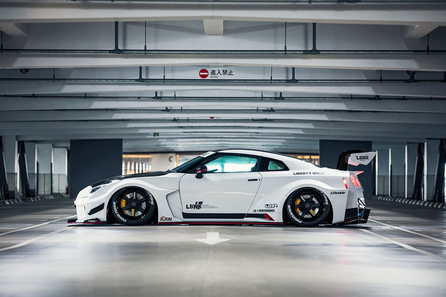 Liberty Walk LB-Silhouette Works GT suitable for Nissan 35GT-RR