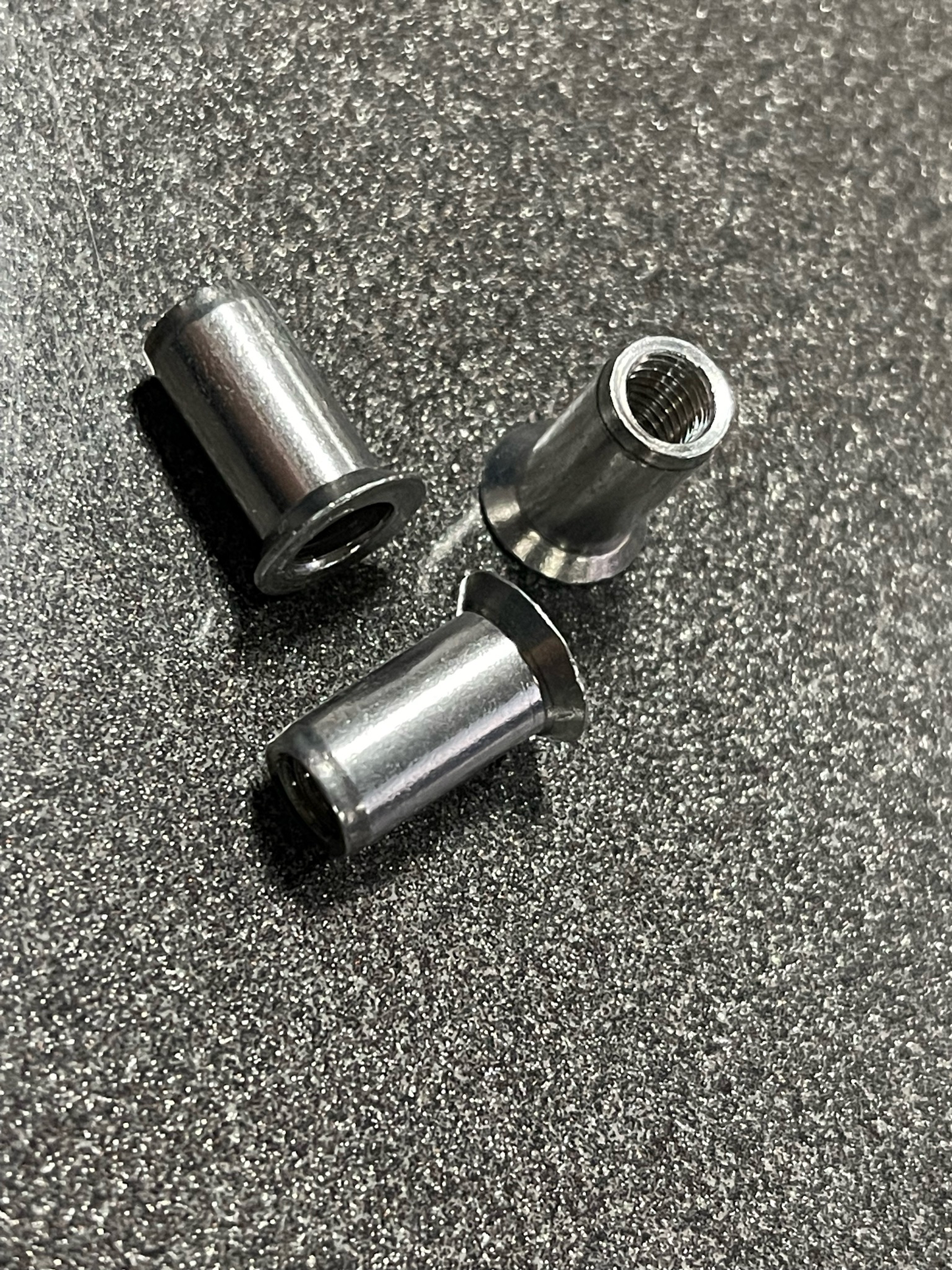M5 well Nut / Thread Rivets - angled for close mount
gesenkte Nietmutter
‍